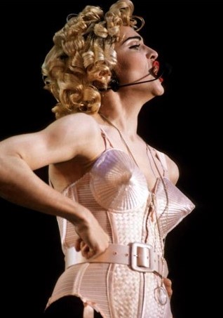 Looks: 6 vezes que Madonna inspirou o mundo da moda